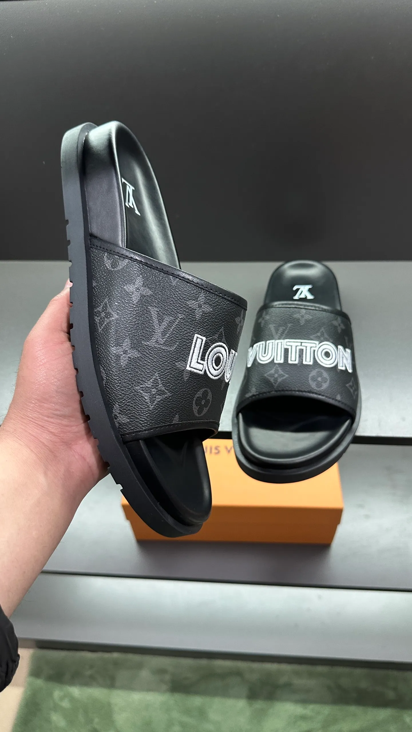 [L Home] P: 300💰Size: 38-45 Top purchasing lv men's summer slippers, classic presbyopia with soft real leather lining, unique color splicing effect, distinctive personality, fashionable and trendy essential style, light and comfortable. Lightweight and tough rubber insole, micro ridged foam outsole, super comfortable!